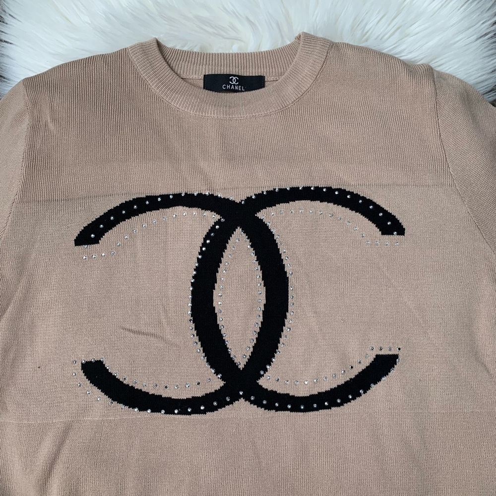CHANEL Beige Sweater with Black CC Logo - Picture 3 of 8